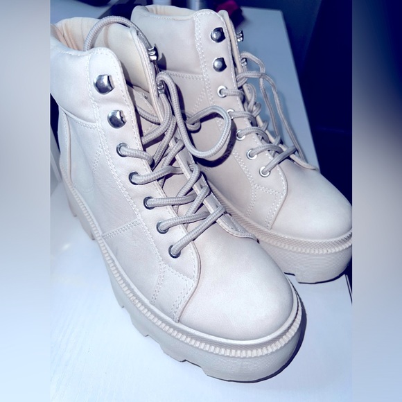 Forever 21 Women Platform Boots - Picture 4 of 4